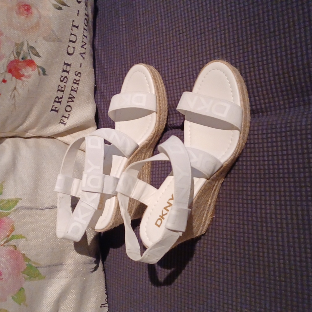 DKY Elastics Wedged Sandal - Picture 2 of 7